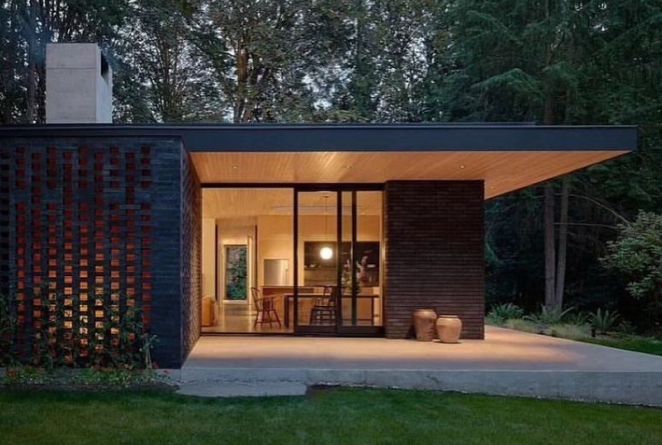 The black brick house stands as an epitome of modern sophistication, blending timeless charm with contemporary allure.
